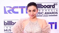 Banyak yang memuji keseksian dan busana yang menunjukkan kebintangan Ariel Tatum. Pool/Noel/detikFoto.