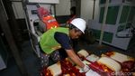 Melihat Proses Pengemasan Beras Bulog di Utara Jakarta