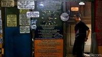 Meski telah bergelut di bidang usaha reparasi jam selama puluhan tahun, Koh Hendra selalu berusaha untuk memberikan yang terbaik kepada para pelanggannya. Tak heran para pelanggannya kerap datang ke tempat usaha Koh Hendra untuk memperbaiki jam tangan mereka.
