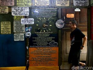 Detak Waktu Montir Jam di Ibu Kota