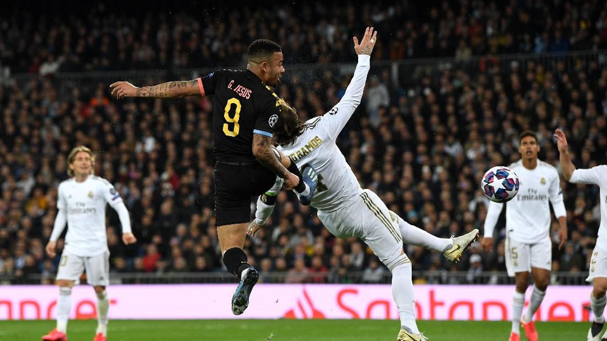 Real Madrid tak khawatir tertinggal dari Manchester City di leg I babak 16 besar Liga Champions. Foto: Getty Images/David Ramos
