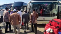 Pemerintah Arab Saudi menangguhkan sementara kedatangan jemaah umrah dari luar negaranya, termasuk dari Indonesia. Namun ternyata ada dua pesawat jemaah RI yang sudah menuju Madinah di hari yang sama dengan pengumuman penghentian umrah ini. Pool/KBRI.