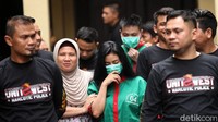 Vitalia Sesha digiring oleh polisi menuju lobi Polres Metro Jakarta Barat, Jl S Parman, Jakarta.
