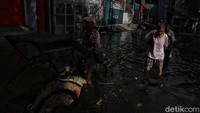 Warga yang terdampak banjir di kawasan itu pun kini membutuhkan bantuan berupa sembako pangan, popok bayi dan posko pengungsian yang layak.