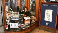 Munros Books juga berlokasi di sebuah bangunan bekas bank tepatnya di Victoria, British Columbia, Kanada. Munros Books sudah berdiri lebih dari 50 tahun. (Munrosbooks/Instagram)
