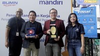 Wakil Direktur Utama Bank Mandiri Hery Gunardi (dua kiri), EVP Consumer Loans Bank Mandiri Ignatius Susatyo Wijoyo (kiri), Founder President Bukalapak M. Fajrin Rasyid (dua kanan) dan CEO Pinhome.ID Dayu Dara Permata sedang berbincang di sela Property Expo di Menara Mandiri, Jakarta, Kamis (27/2).