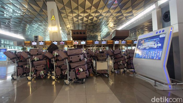 Momen Jemaah Umrah Tertahan di Soetta Gegara Corona Arab Saudi menangguhkan kedatangan jemaah umrah karena virus corona. Jemaah RI yang sudah siap berangkat pun tertahan di Bandara Soekarno-Hatta, Tangerang.