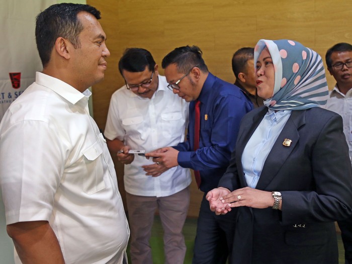 Dirut PT Krakatau Steel (Persero) Tbk Silmy Karim (kelima kanan) bersama Kepala Kejaksaan Negeri Cilegon Andi Mirnawaty (keempat kanan) serta para staf mengepalkan tangan usai acara penandatangan Nota Kesepahaman (MoU) kedua pihak di Cilegon, Banten, Kamis (27/2/2020). Nota Kesepahaman yang juga melibatkan seluruh anak usaha Krakatau Steel tersebut dimaksudkan agar terjalin kerjasama industri dengan Kejaksaan dalam hal pendampingan dan bantuan hukum untuk mewujudkan kegiatan bisnis perusahaan yang lebih baik. ANTARA FOTO/Weli Ayu Rejeki/af/