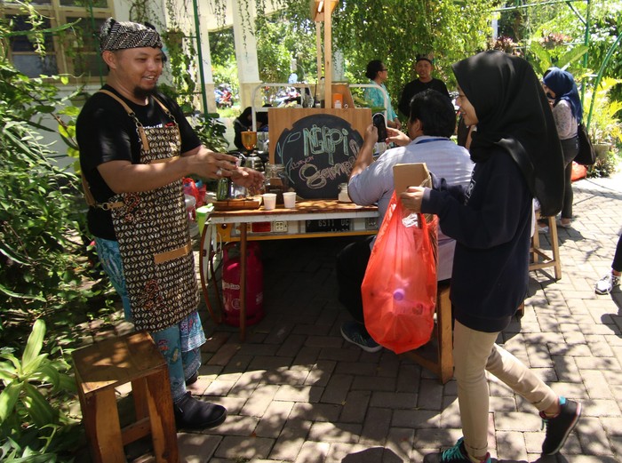NGOPI BAYAR SAMPAH Berbagai cara dilakukan agar masyarakat semakin peduli untuk menjaga lingkungan. Seperti di Banyuwangi, dengan menukar sampah warga bisa mendapatkan kopi lho.