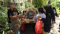 Barista menerima sampah plastik yang ditukarkan dengan kopi di kawasan Kampus Unair Banyuwangi, Jawa Timur, Kamis (27/2/2020).