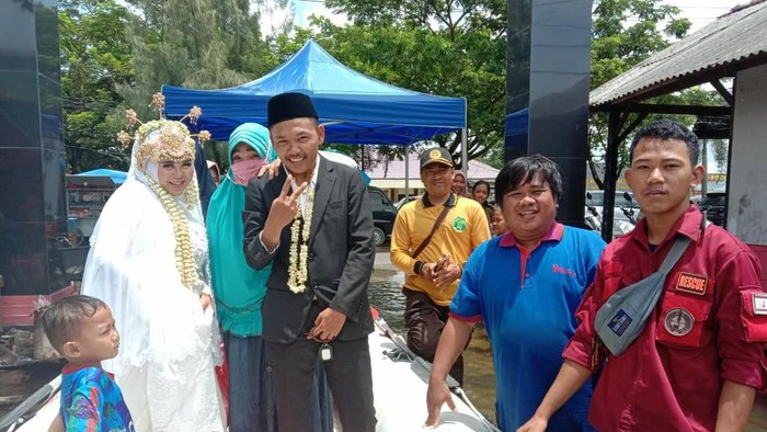 Pengantin diantar naik perahu ke lokasi resepsi