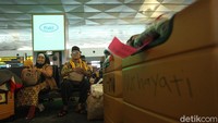 Mereka beristirahat dan ngobrol-ngobrol dengan jamaah lainnya.