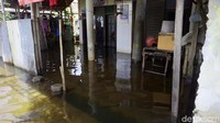 Di wilayah RW 05 Pasirsari, Kelurahan Pasir Kraton Kramat (PKK), Pekalongan Barat genangan masih terpantau sekitar 20 cm.