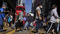 Sejumlah warga mengenakan masker pelindung pernapasan saat beraktivitas di kawasan Hong Kong. Masker jadi salah satu benda yang wajib digunakan oleh warga untuk beraktivitas di luar ruangan guna mencegah penyebaran virus corona. AP Photo/Vincent Yu.