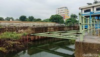 Menurut warga di lokasi bernama Chaidir (25), pengerjaan proyek di lokasi ini belum berjalan lantaran pembebasan lahan yang belum selesai. Berdasarkan pengamatannya, sempat ada pekerja di sekitar proyek Sodetan Ciliwung namun pengerjaan itu tak berlangsung lama, hanya dalam waktu seminggu. Bulan kemarin sudah ada yang kerja semingguan sekitar 10 orang. Untuk dibesarin biar agak dalam (Kali Ciliwung), ucapnya.
