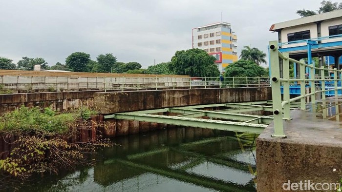 Proyek penangkal banjir Jakarta salah satunya sodetan Kali Ciliwung. Sayang, proyek antibanjir yang mulai digarap 2013 ini akhirnya mandek.