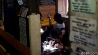 Tak sedikit pelanggan Koh Hendra yang datang ke tempat usahanya itu di malam hari selepas pulang kerja guna memperbaiki jam tangan yang rusak.