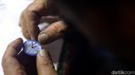 Detak Waktu Montir Jam di Ibu Kota