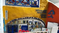 Atlantis Books dibangun di sebuah gua, tepatnya di Santorini, Yunani. Toko buku ini kala itu dibangun oleh dua orang mahasiswa yang tengah mabuk. (Atlantis Books/Instagram)