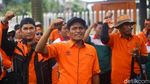 Momen Ratusan Pak Pos Geruduk Kantor Erick Thohir