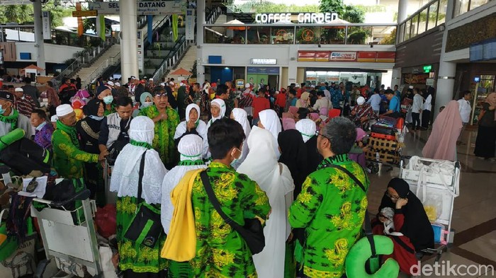 Jemaah Terlantar di Bandara Juanda