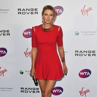 Bak bintang Hollywood, Maria Sharapova selalu penuh gaya di karpet merah. Menghadiri Pre-Wimbledon Party 2009 di London, Maria Sharapova terlihat edgy dengan padanan mini dress merah dan ankle boots hitam. (Foto: Getty Images)
