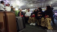 Seperti diketahui, jemaah yang hendak berangkat umrah ke Arab Saudi memenuhi Terminal 3 Bandara Soekarno-Hatta. Mereka sementara belum bisa terbang untuk menunaikan ibadah umrah karena penerbangan ditangguhkan oleh pemerintah Arab Saudi.