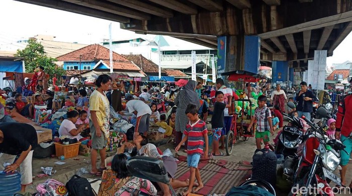 Sejumlah warga korban banjir Subang mengungsi di bawah jembatan.