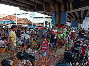 Cerita Warga Subang yang Ngungsi di Bawah Jembatan Akibat Banjir