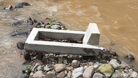 Nampak pula, pondasi makam yang tergeletak di tengah sungai.