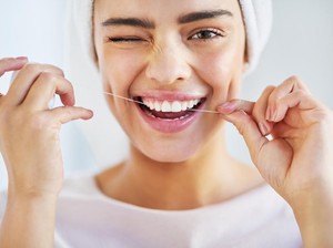Manfaat dan Cara Bersihkan Gigi dengan Benang Gigi