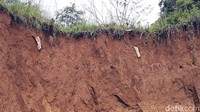 Tampak kain kafan yang masih menggantung di tebing yang longsor.