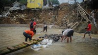 Jembatan darurat tersebut biasanya hanya dapat bertahan hingga dua hari karena akan hancur terbawa arus luapan sungai yang tinggi akibat hujan deras beberapa hari.