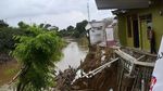 Rumah Ambles Akibat Terkikis Arus Sungai Bekasi
