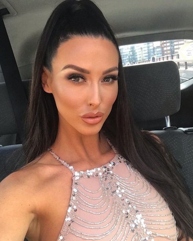 Aku sekarang merasa fantastis luar dan dalam. Dan bisa dikatakan, Jermaine sama sekali tidak komplain. Jermain malah sangat peduli akan keresahanku mengenai kondisi ku di bawah sana yang tidak lagi sekencang dulu, ujar Alice yang mengaku selama proses peremajaan pada vaginanya dia ditemani oleh sang suami yang pernah menjadi pemain Arsenal dan Liverpool itu. Foto: Instagram @ xxalicegoodwinxx