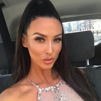 Aku sekarang merasa fantastis luar dan dalam. Dan bisa dikatakan, Jermaine sama sekali tidak komplain. Jermain malah sangat peduli akan keresahanku mengenai kondisi ku di bawah sana yang tidak lagi sekencang dulu, ujar Alice yang mengaku selama proses peremajaan pada vaginanya dia ditemani oleh sang suami yang pernah menjadi pemain Arsenal dan Liverpool itu. Foto: Instagram @ xxalicegoodwinxx