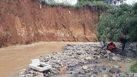 Longsor terjadi di Tempat Pemakaman Umum (TPU) Kampung Nangerang, Kelurahan Ranggamekar, Kecamatan Bogor Selatan, Kota Bogor, Kamis (27/2/2020).