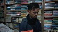 Saat ini, mereka yang masih datang ke Taman Bacaan Garuda, kebanyakan remaja-remaja kelahiran 90-an dan juga pelanggannya sejak lama. Sangat jarang pelajar milenial yang datang, bahkan mungkin tidak tahu Taman Bacaan Garuda itu ada. (Whisnu Pradana/detikcom)
