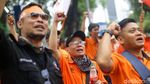 Momen Ratusan Pak Pos Geruduk Kantor Erick Thohir