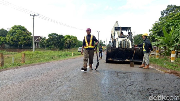 Perbaikan jalan lintas timur Sumatera Selatan beberapa waktu lalu.