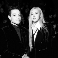 Rose pun duduk di front row bersama para sebelebriti dan influencer kenamaan, seperti Brookly Beckhan Kit Harington, Rami Malek, Lily Collins, Hailey Bieber, Zoe Kravotz, dan lain-lain.Foto: Instagram