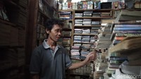 Minimnya minat baca masyarakat berimbas pada lesunya kunjungan ke taman bacaan, termasuk Taman Bacaan Garuda. Hingga Suparman memutuskan untuk melepas semua bukunya. Dia tak menyalahkan dampak globalisasi atas meredupnya minat baca. (Whisnu Pradana/detikcom)