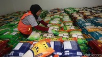 Ada berbagai jenis beras Bulog yang dikemas di gudang yang berada di kawasan Kelapa Gading tersebut.