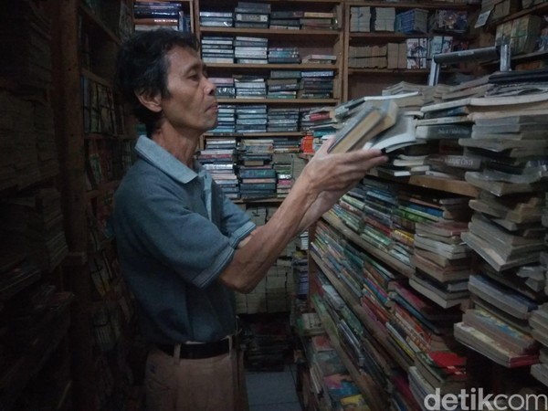 Rumah tersebut dijadikan sebagai taman bacaan oleh sang empunya rumah, sejak tahun 1990-an. Taman Bacaan Garuda namanya. Tempat anak-anak Cimahi zaman dulu menghibur diri usai kesibukannya sebagai pelajar. (Whisnu Pradana/detikcom) Rumah tersebut dijadikan sebagai taman bacaan oleh sang empunya rumah, sejak tahun 1990-an. Taman Bacaan Garuda namanya. Tempat anak-anak Cimahi zaman dulu menghibur diri usai kesibukannya sebagai pelajar. (Whisnu Pradana/detikcom)
