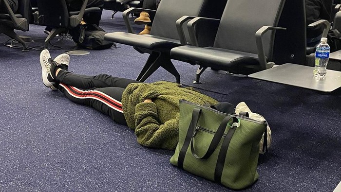Penumpang tidur di lantai bandara