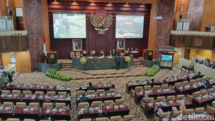 DPRD Jatim menggelar Rapat Paripurna dengan agenda persutujuan Raperda tentang perubahan atas Perda Nomor 5 Tahun 2017 tentang Hak Keuangan dan Administratif Pimpinan dan Anggota DPRD Provinsi Jatim. Pemprov Jatim melalui Gubernur Khofifah Indar Parawansa menyetujui perubahan tersebut.