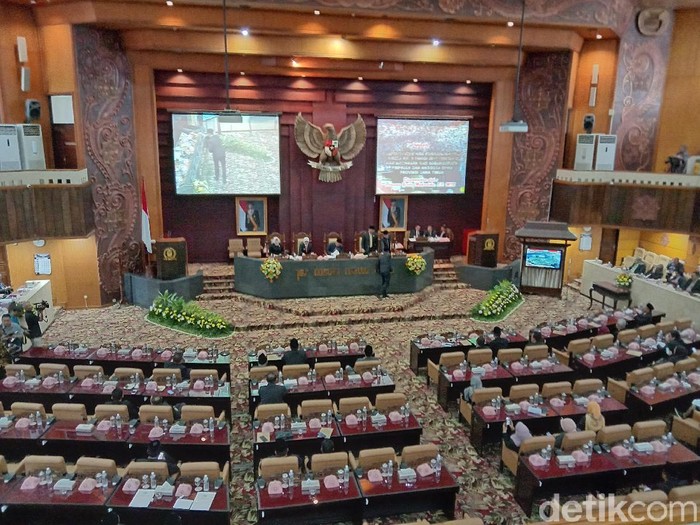 DPRD Jatim menggelar Rapat Paripurna dengan agenda persutujuan Raperda tentang perubahan atas Perda Nomor 5 Tahun 2017 tentang Hak Keuangan dan Administratif Pimpinan dan Anggota DPRD Provinsi Jatim. Pemprov Jatim melalui Gubernur Khofifah Indar Parawansa menyetujui perubahan tersebut.