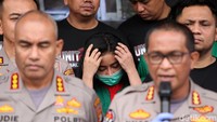 Vitalia dihadrikan dalam rilis dengan mengenakan baju tahanan berwarna hijau.
