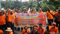 Sejumlah spanduk dibawa massa, di antaranya bertuliskan Karyawan adalah aset perusahaan kami bukan beban, Direksi tak mampu kerja mundur saja dan Ganti harga mati.