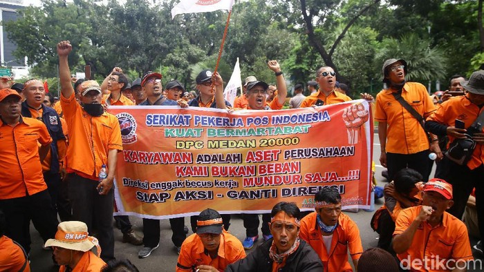 Sekitar ratusan pekerja PT Pos Indonesia (Persero) mendatangi Kementerian BUMN siang ini. Berikut foto-fotonya!